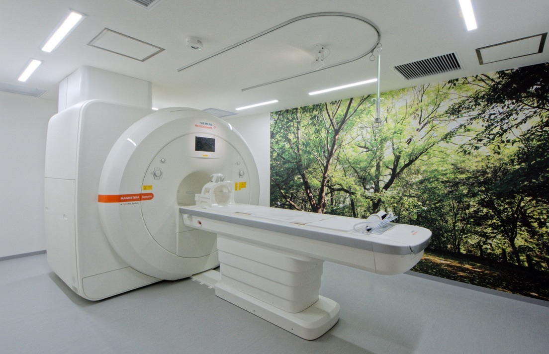 MRI(Magnetic Resonance Imaging：磁気共鳴画像診断装置)。